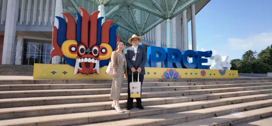 常宏集團董事總經(jīng)理王躍、常宏進出口貿(mào)易有限公司執(zhí)行總經(jīng)理李華隨中國代表團赴斯里蘭卡參加第二十一屆亞太零售商大會暨展會